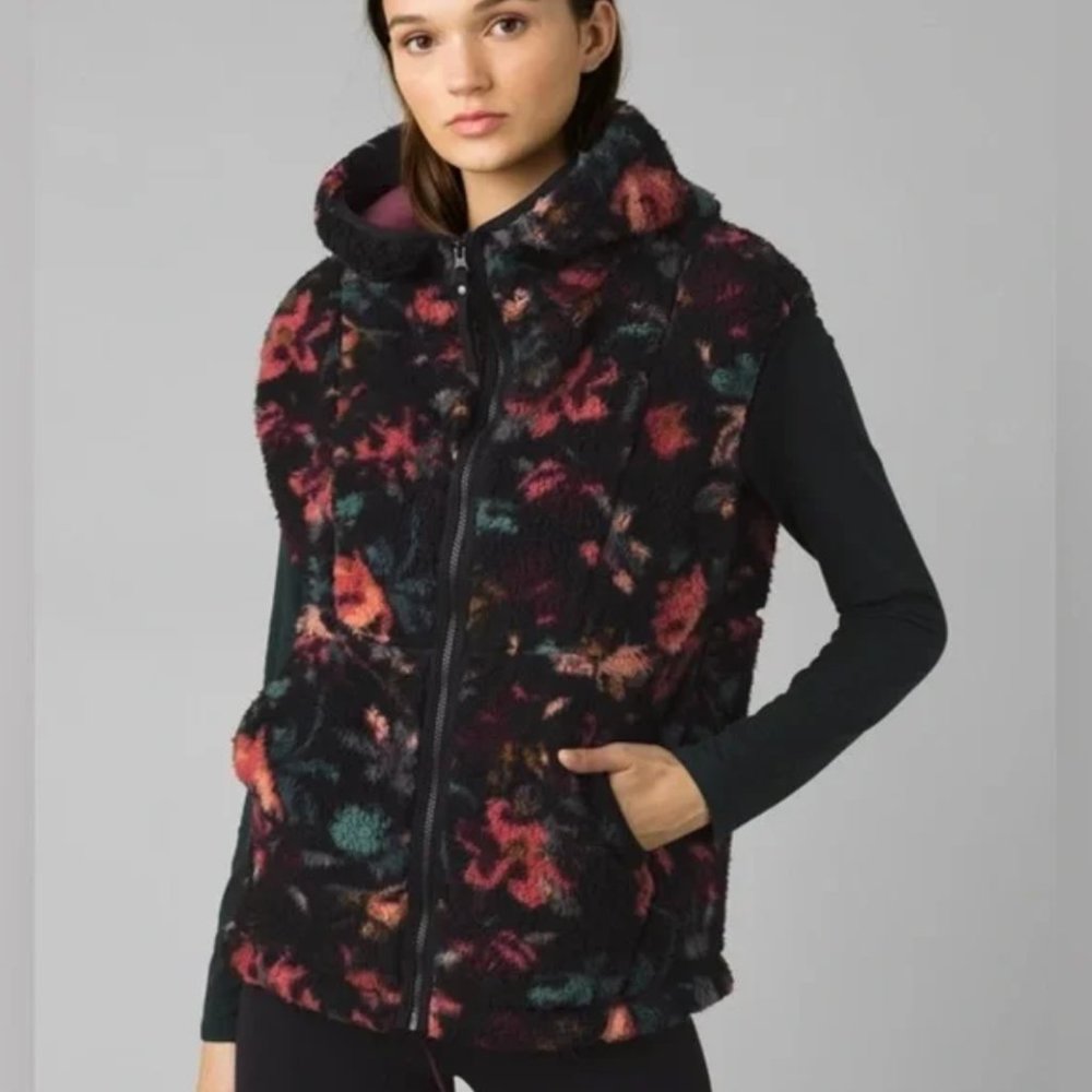 PrAna Solar Escape Vest Size S (Black Fleur)